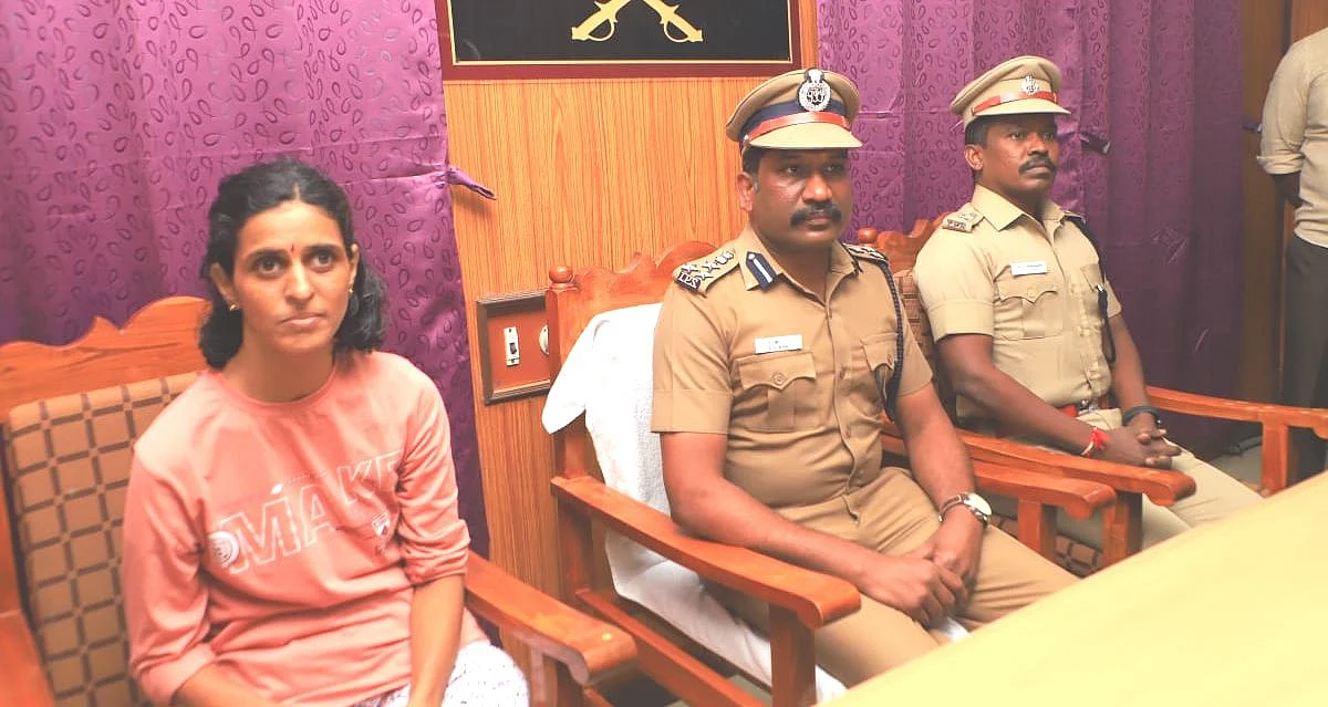 மாவோயிஸ்ட் பிரபாவுடன் டி.ஐ.ஜி ஏ.ஜி.பாபு, எஸ்.பி பாலகிருஷ்ணன்
