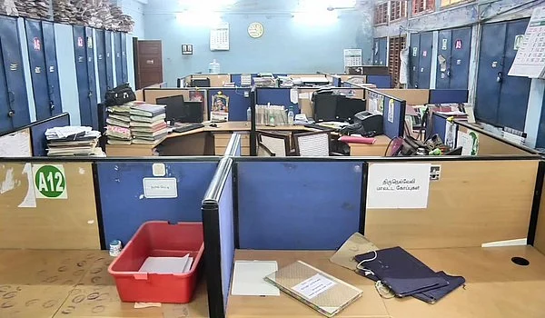 வெறிச்சோடிக் கிடக்கும் அலுவலகம்