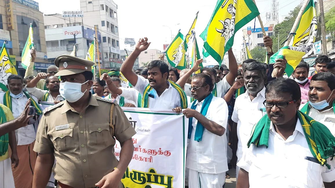 போராட்டத்தில் ஈடுபட்ட விவசாயிகள்