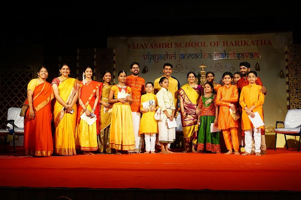 விசாகாஹரி மற்றும் மாணவர்கள்