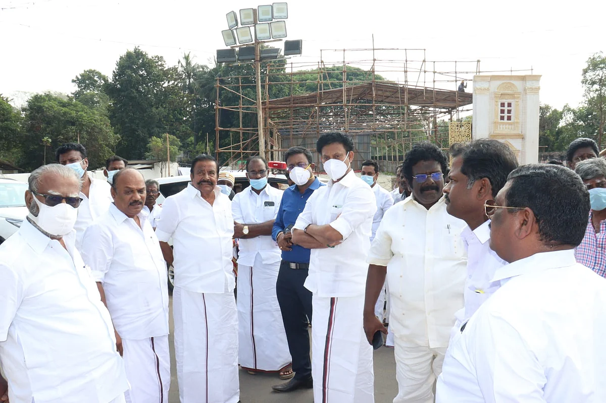 நலத்திட்ட உதவி வழங்கும் விழா ஏற்பாட்டில்