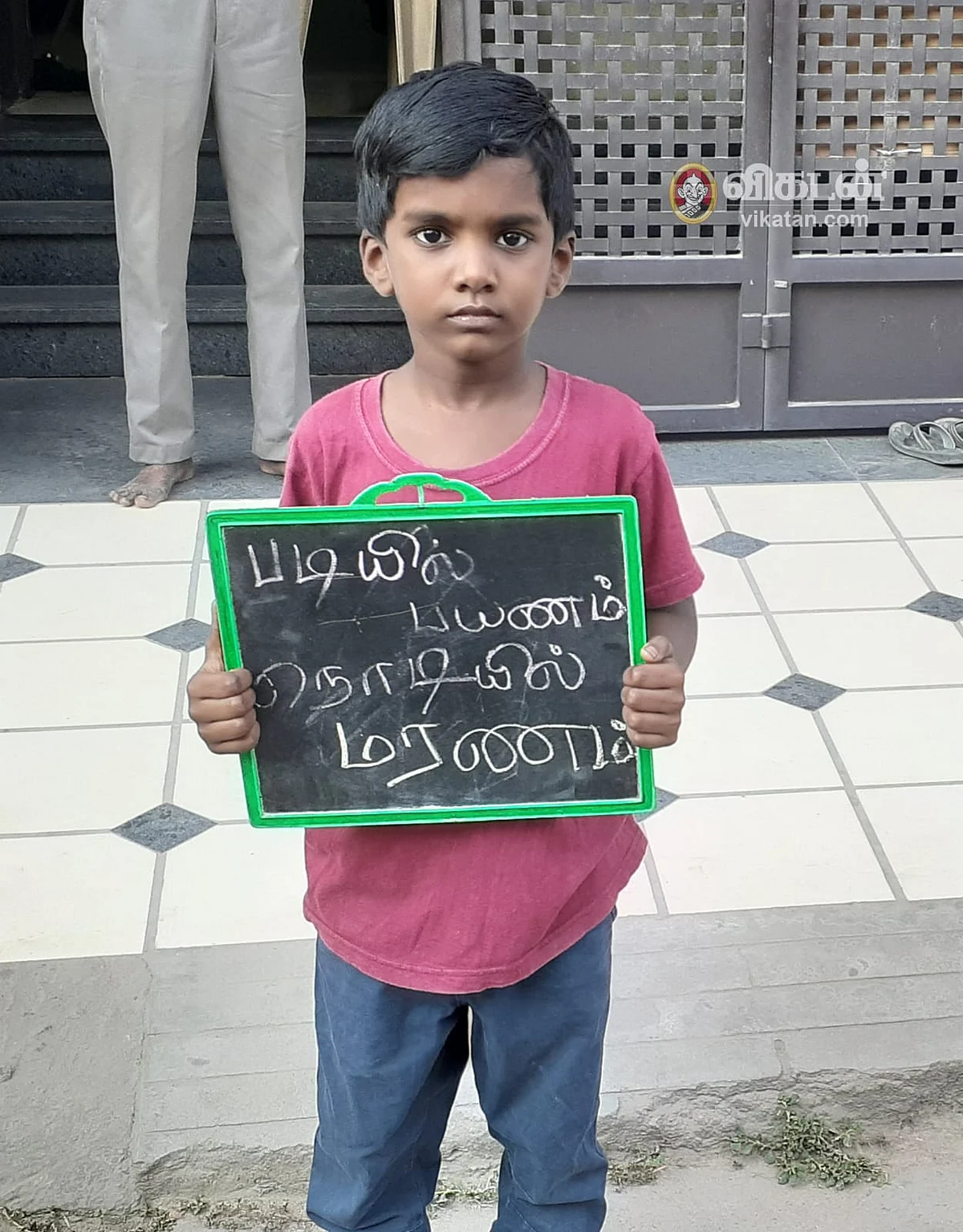 விழிப்பு உணர்வு பிரசாரத்தில் சிறுவன்