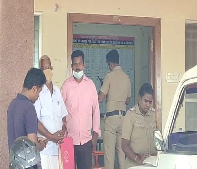 காவல் நிலையத்தில் புகார் அளித்த கணேசன், அவரின் மகன்