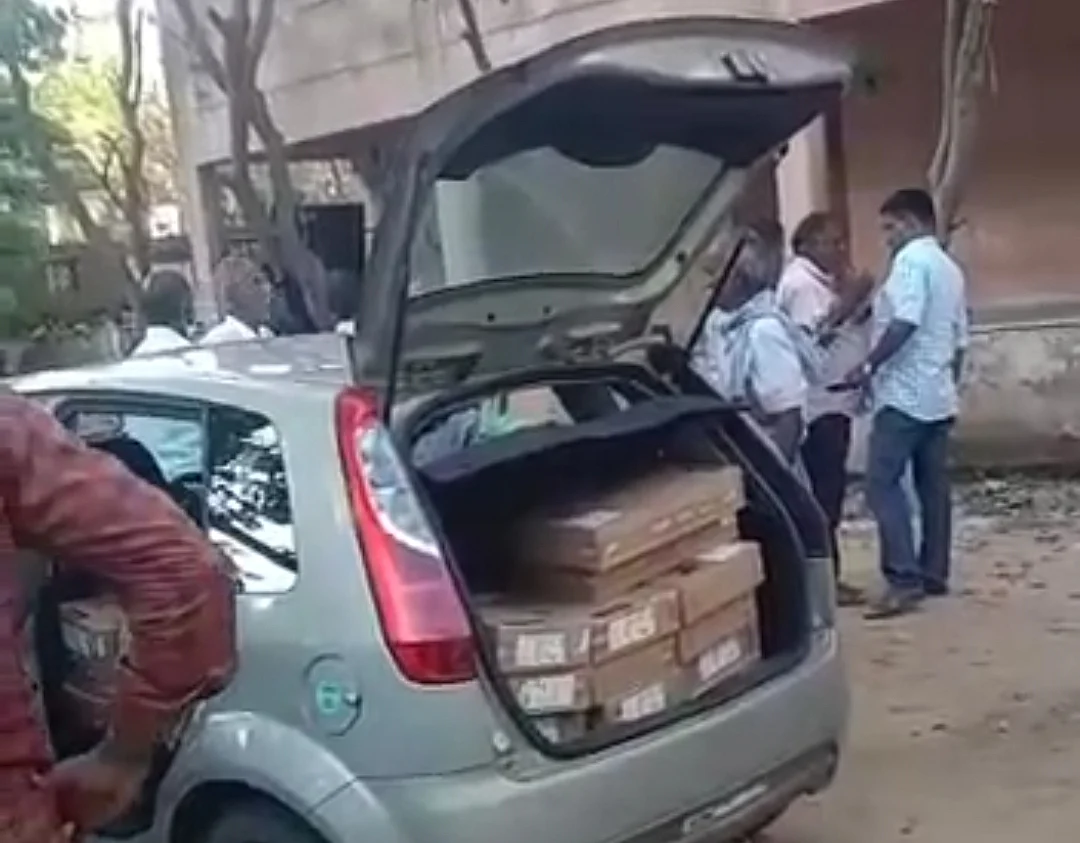 தற்கொலைக்கு தூண்டியதாக போராட்டம்; காரில் 36 மடிக்கணினிகள்! -தலைமை ஆசிரியையை தடுத்து நிறுத்திய மக்கள் | The headmistress who carried 36 laptops in the car, stopped by the public 2 36 மடிக்கணினிகள்