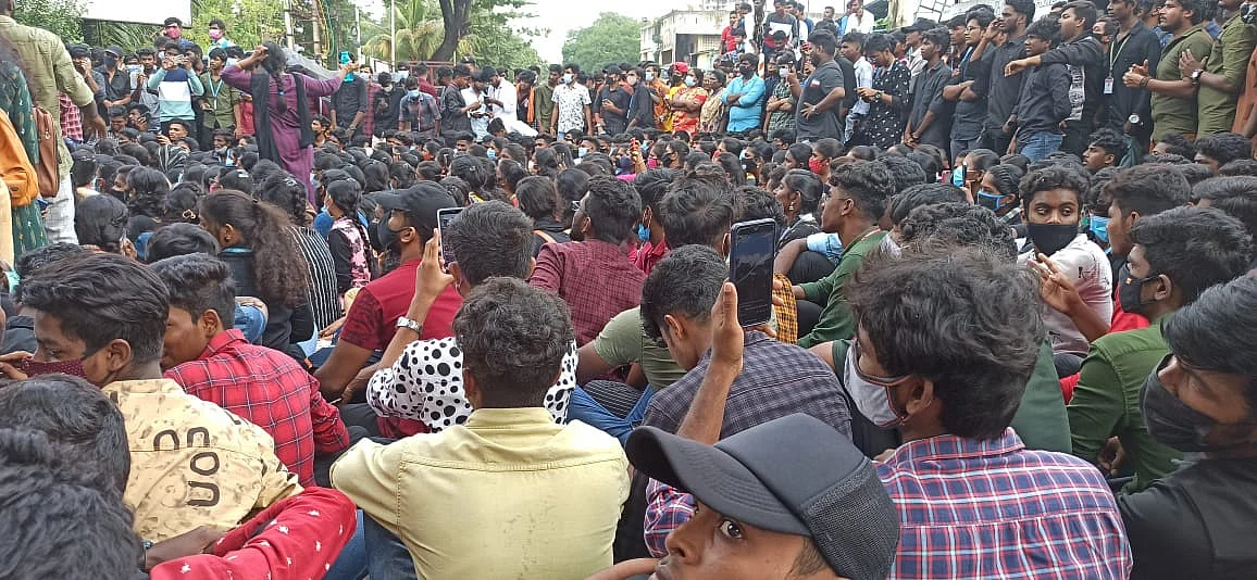 மாணவர்கள் போராட்டம்