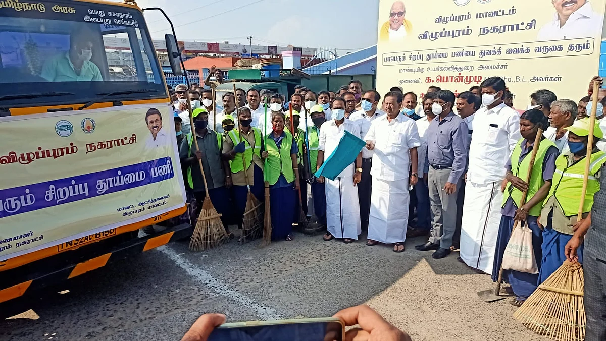 கொடியசைத்து தொடங்கிவைக்கும் அமைச்சர் பொன்முடி