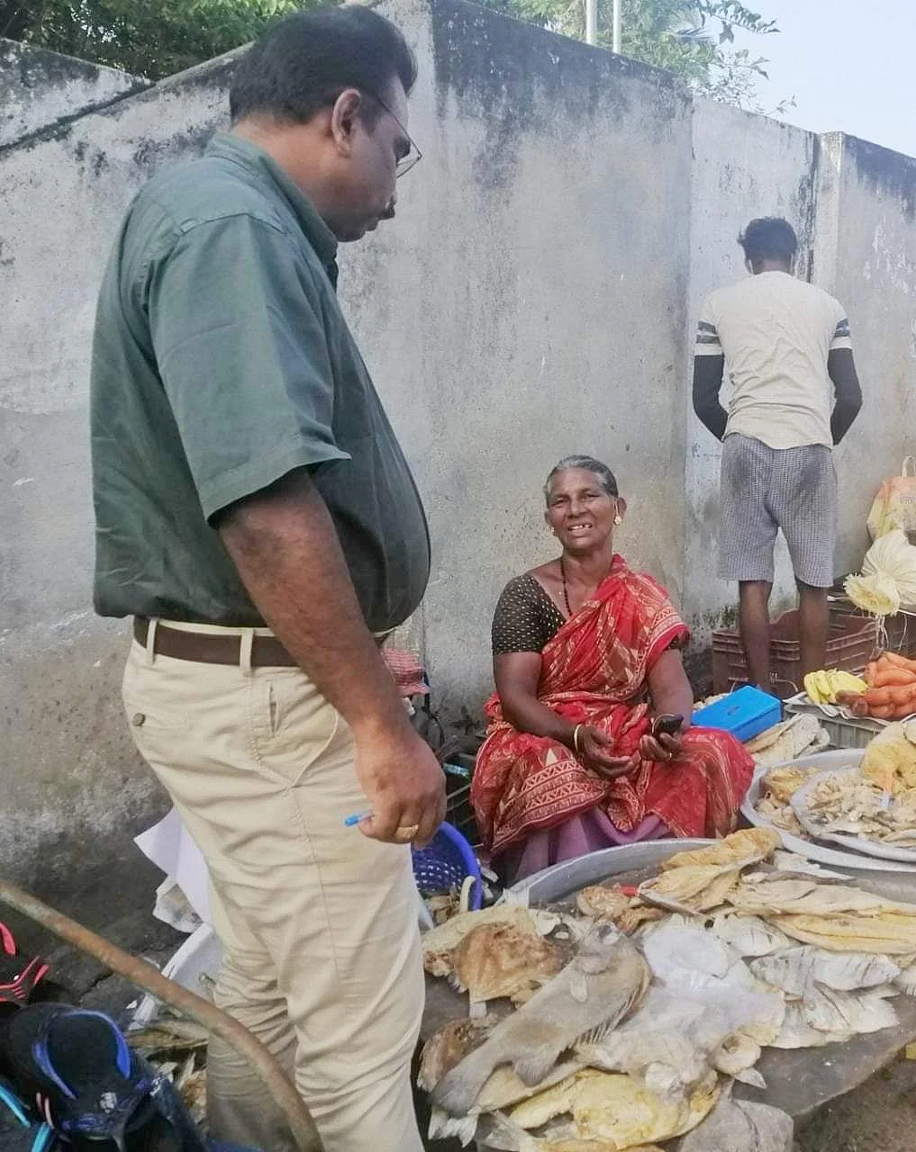 மூதாட்டி செல்வமேரியிடம் வருத்தம் தெரிவிக்கும் மாவட்ட போக்குவரத்து
