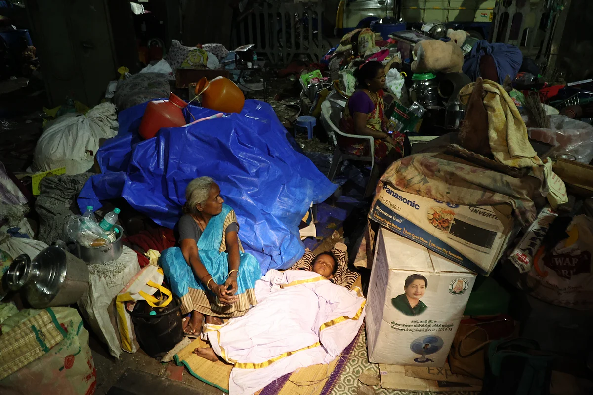 வீடில்லாமல் இரவிலும் குளிரிலும் அல்லல்படும் மக்கள்