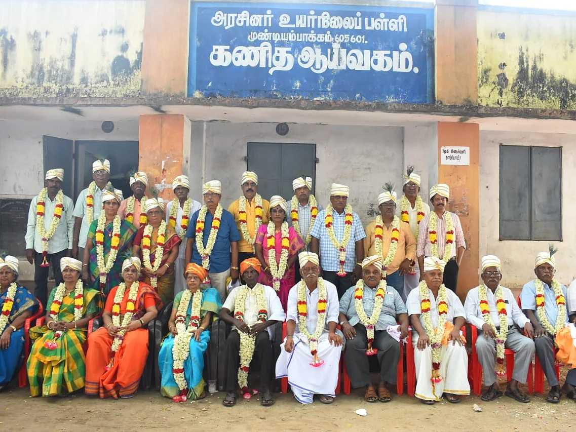 "நாங்க 15 வயசுக்கே போயிட்டோம்!"- 28 வருடத்திற்குப்பின் ஆசிரியர்களுக்கு நன்றி சொன்ன மாணவர்கள்!