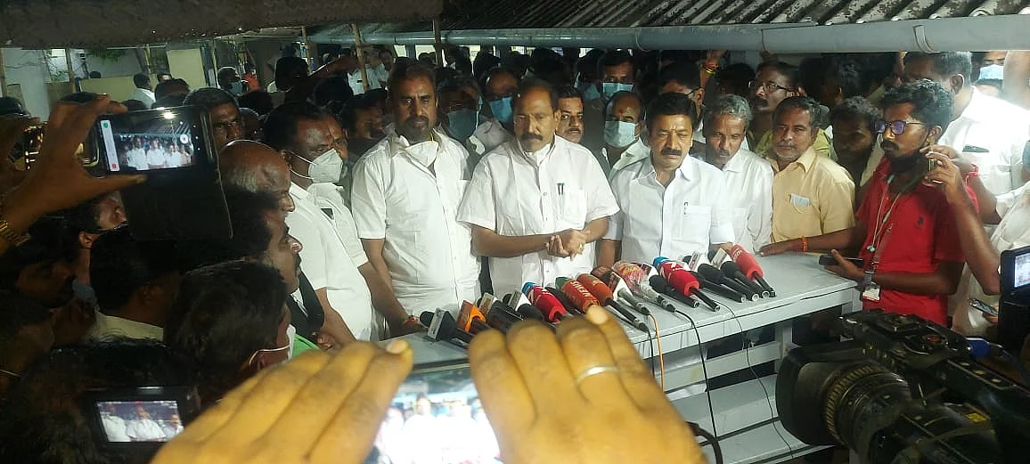 பேட்டியளிக்கும் தங்கமணி