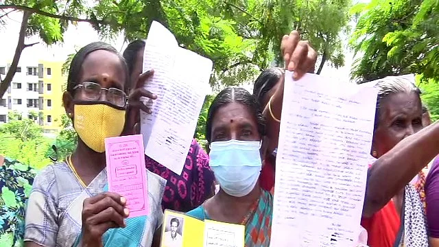 ரசீதுடன் மனு அளித்த பெண்கள்