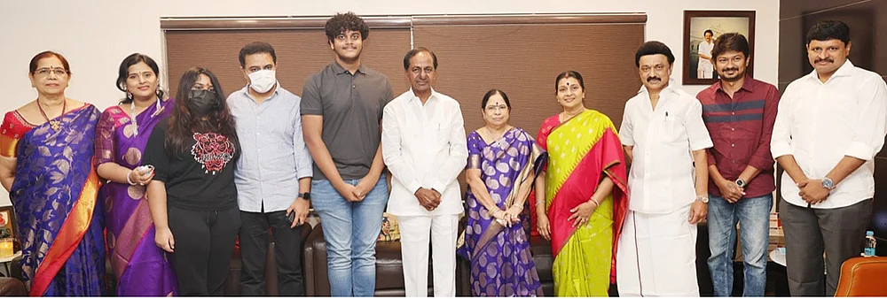 மிஸ்டர் கழுகு: அடுத்த ரெய்டுக்கு டிக்! - மூன்று மாஜிக்கள் திக் திக்...