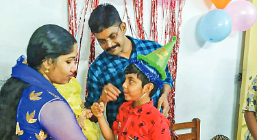 மகனின் பிறந்த நாள் கொண்டாட்டத்தில்
