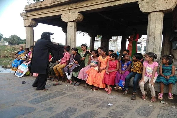 ஆர்வத்துடன் கதை கேட்ட குழந்தைகள்