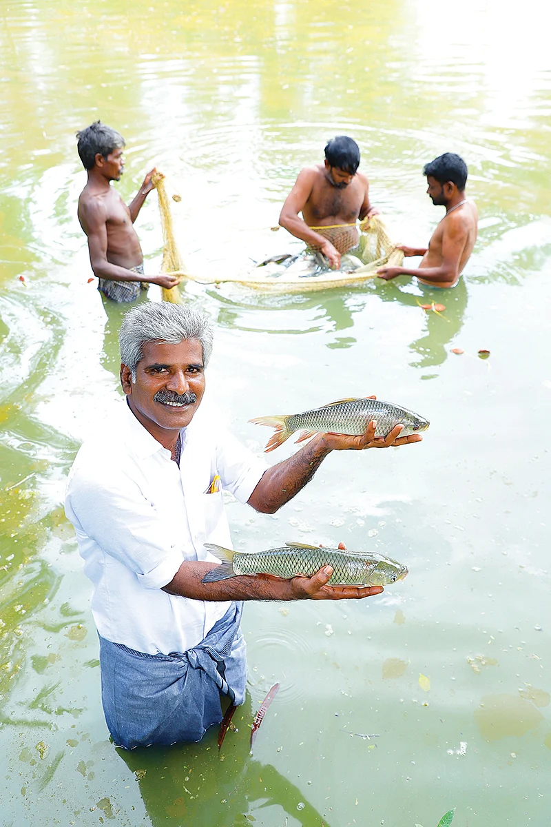 மீன்களுடன் விஜயகுமார்