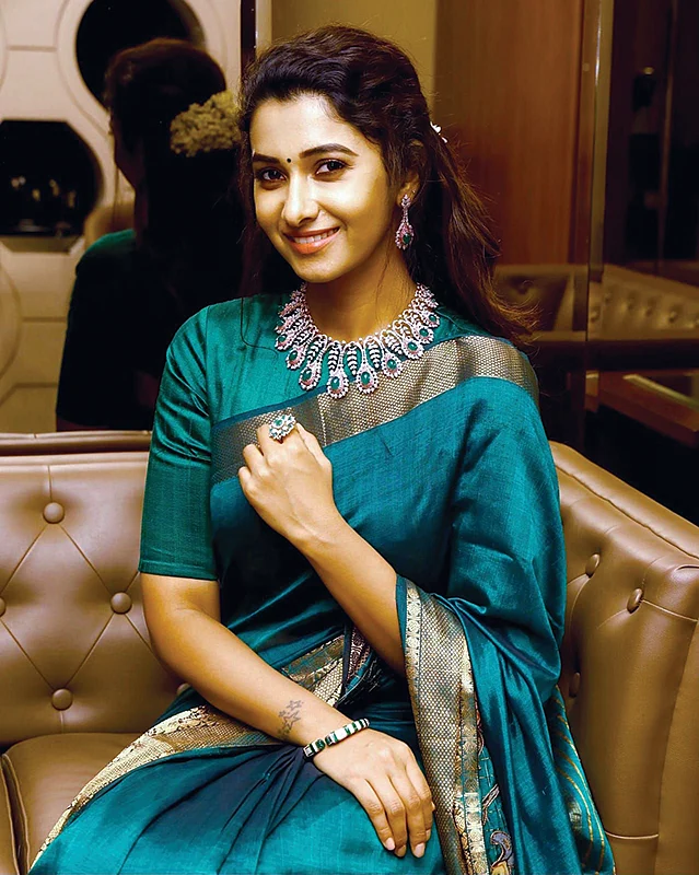 Priya bhavanishankar: புன்னகைப் பூவே!