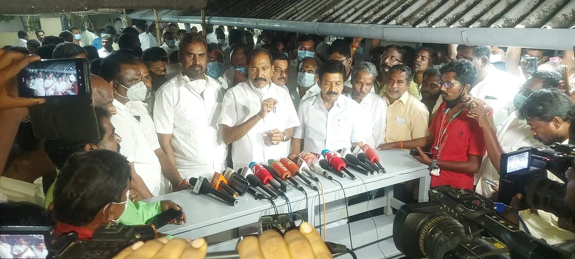 பேட்டியளிக்கும் தங்கமணி