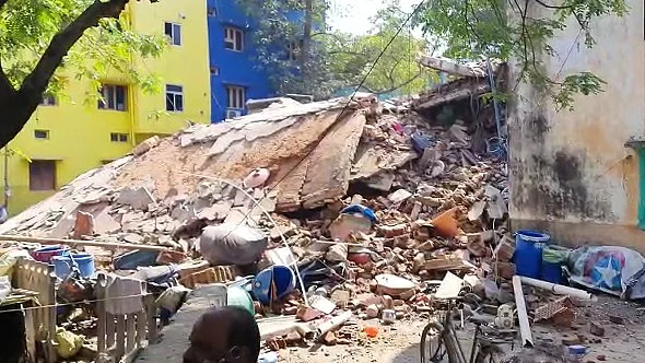 தரைமட்டமான குடிசை மாற்று வாரிய கட்டடம்
