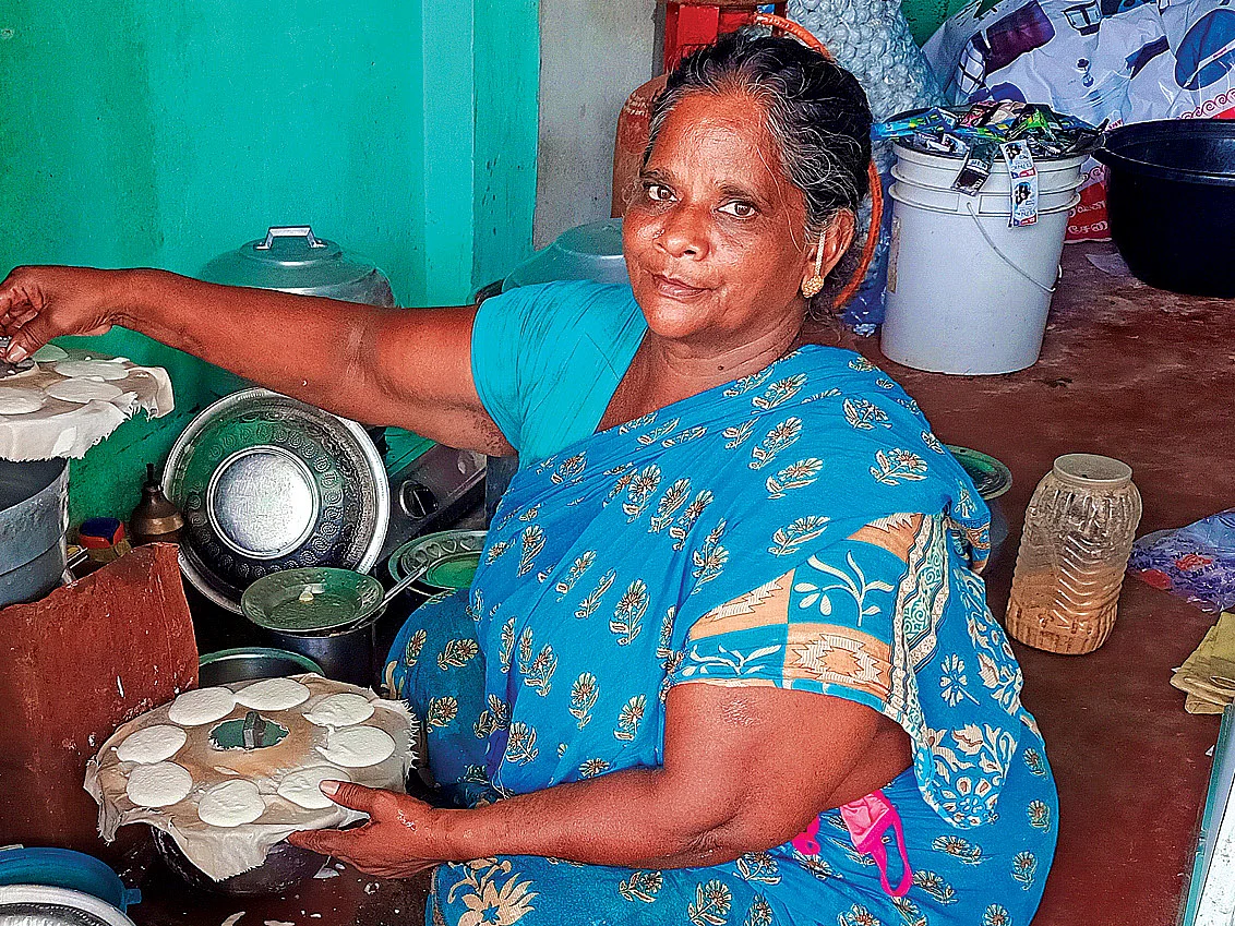 ஒரு ரூபாய்க்கு இட்லி... மூன்று தலைமுறைகளாக மக்கள் பசியாற்றும் சாந்தி