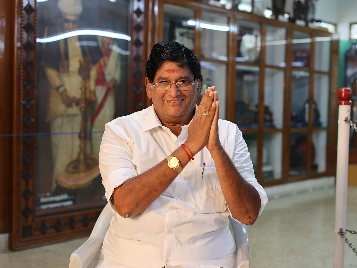 அதிமுக: ``ரெண்டு பேரும் பதவி விலகுங்க...” - வெடிக்கும் ஓமபொடி பிரசாத் சிங்