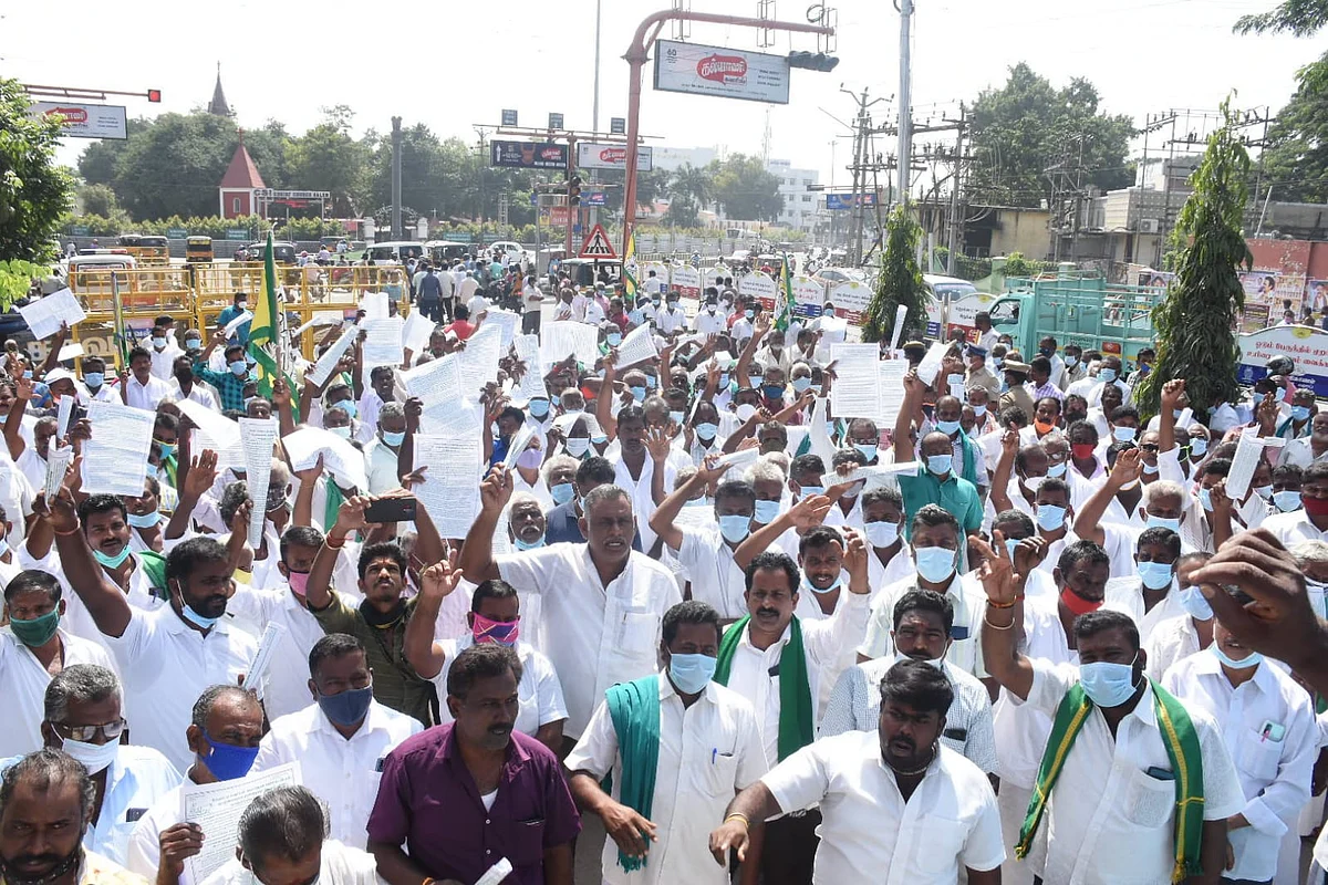 போராட்டத்தில் ஈடுபட்ட விவசாயிகள்