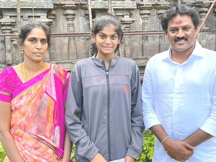 பஞ்சாப் செல்ல முடியாமல் தவித்த குத்துச்சண்டை வீராங்கனை; ஓடிவந்து உதவிய ரஜினி மன்றச் செயலாளர்!