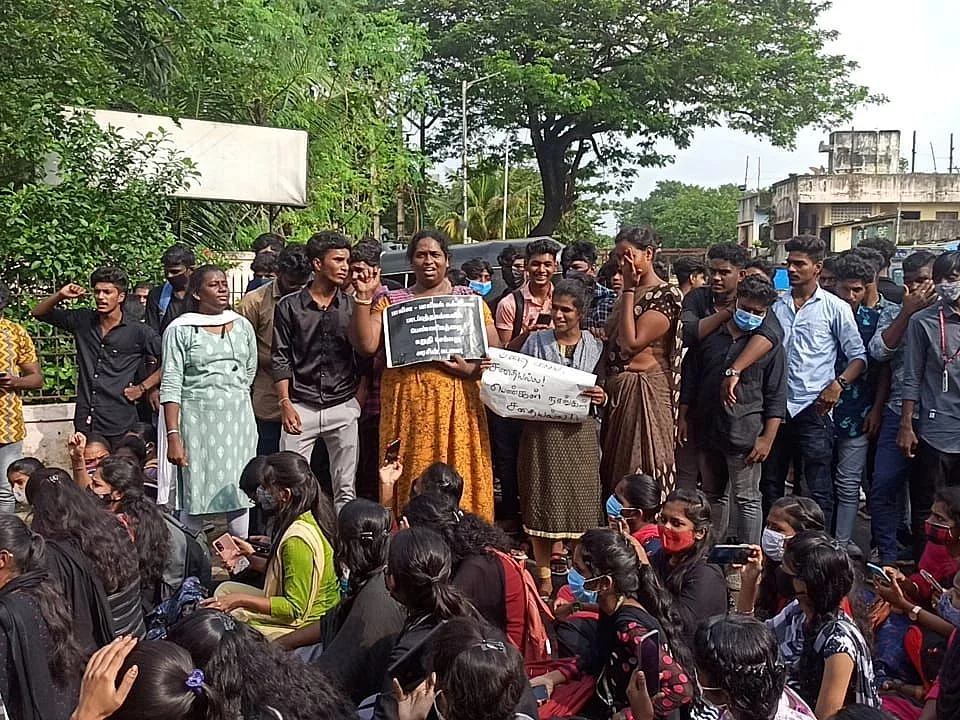 கல்லூரியை முற்றுகையிட்டு மாணவர்கள் தொடர் போராட்டம்