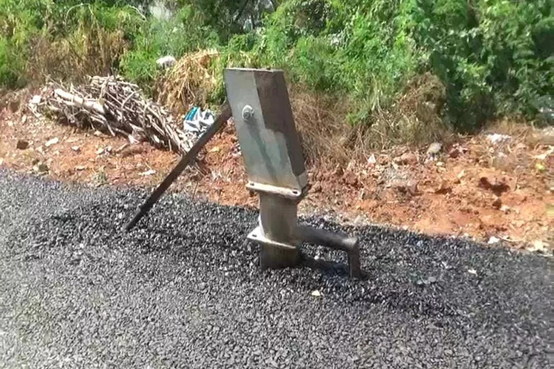 அடிபம்பை சுற்றி தார்சாலை
