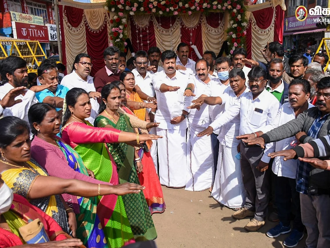 எம்.ஜி.ஆர் பிறந்தநாள் விழா: ஊட்டியில் கொரோனா கட்டுப்பாடுகளை காற்றில் பறக்கவிட்ட அதிமுக-வினர்!