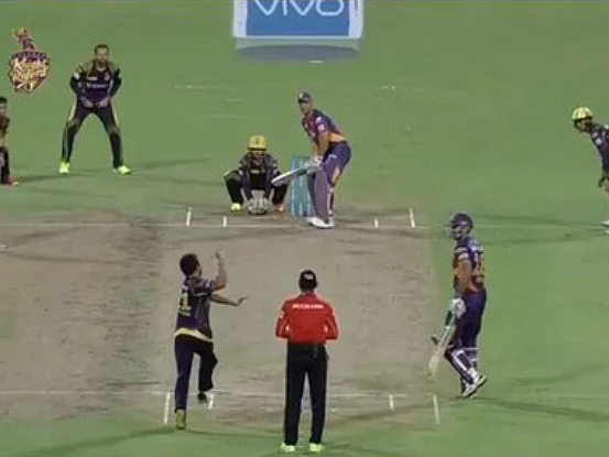 KKR fielding to Dhoni