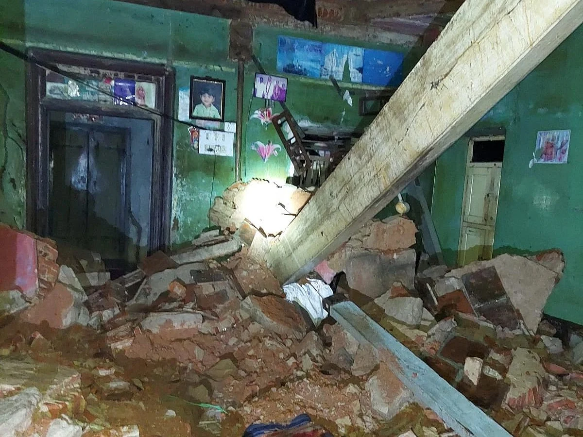 தஞ்சாவூரில் கனமழை: உடையும் நிலையில் பாலம்; இடிந்து விழுந்த வீடு... உயிர் தப்பிய குடும்பம்!