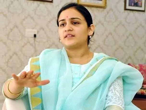 அகிலேஷ் யாதவ் குடும்பத்திலிருந்து பா.ஜ.க-வில் இணைந்த அபர்ணா யாதவ்! - யார் இவர்? பின்னணி என்ன?