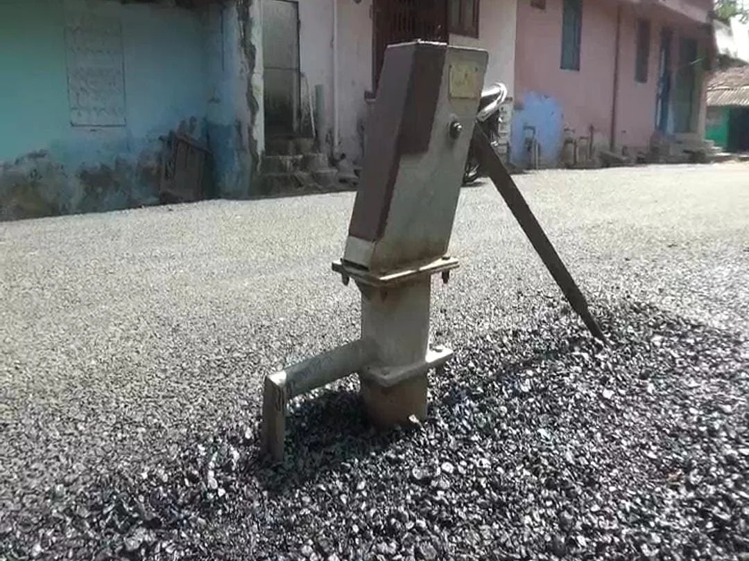 அடிபம்ப்பை அகற்றாமல் தார்ச்சாலை; வைரலான வீடியோ! - நடவடிக்கை எடுத்த நகராட்சி