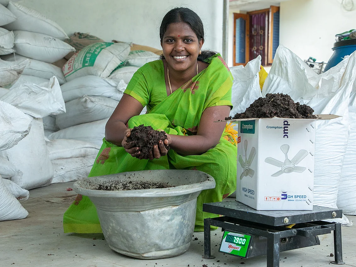 “குக்கிராமத்துலயிருந்து அமேசான்ல விக்குறோம்!” - மண்புழு உரம் தயாரிப்பில் அசத்தும் அழகுதீரன்