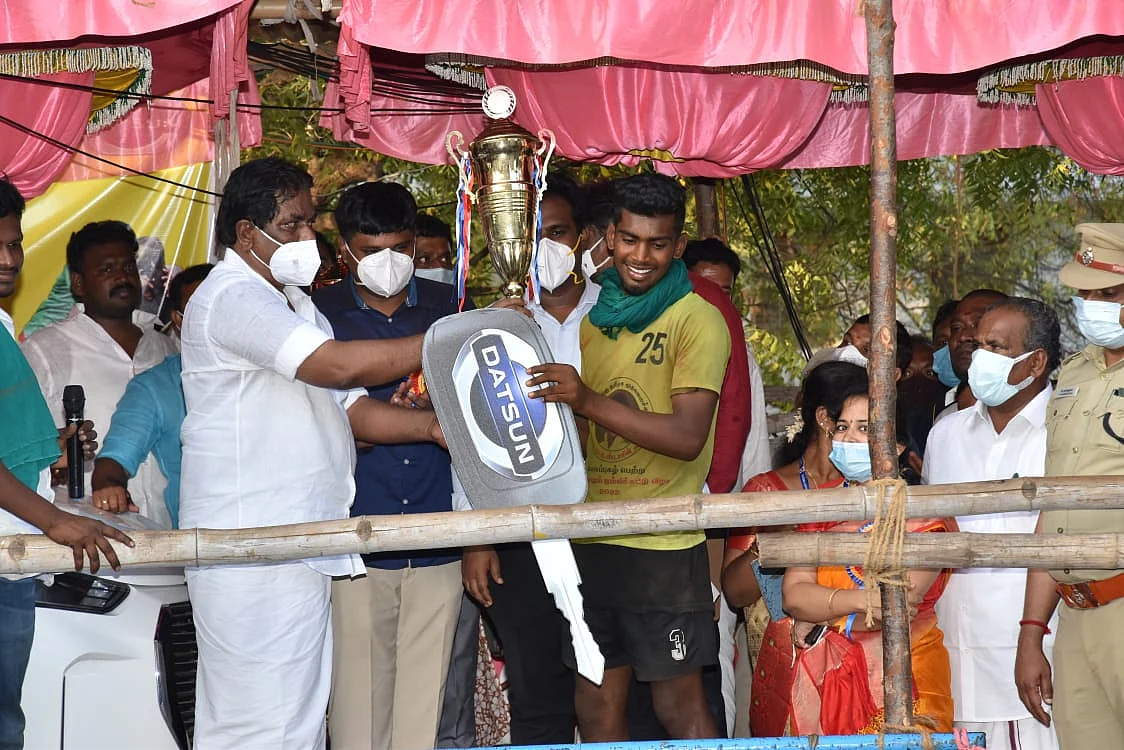 கார் பரிசு பெற்ற கார்த்திக்