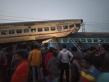 விரைவு ரயில் தடம்புரண்டு விபத்து