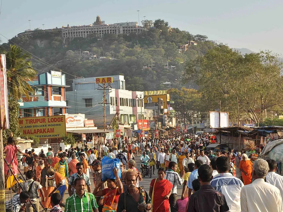 லாக்டௌன் எதிரொலி: பழநியில் குவிந்த பக்தர்கள்; உத்தரவை மறுபரிசீலனை செய்ய வியாபாரிகள் கோரிக்கை!