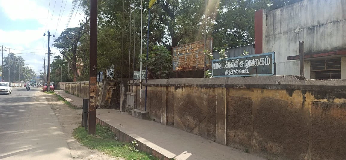 நெல்லை: விபத்து நடந்த சாஃப்டர் பள்ளிக்கு அருகிலேயே ஆபத்தான சுற்றுச்சுவர்! - கவனிக்குமா அரசு?