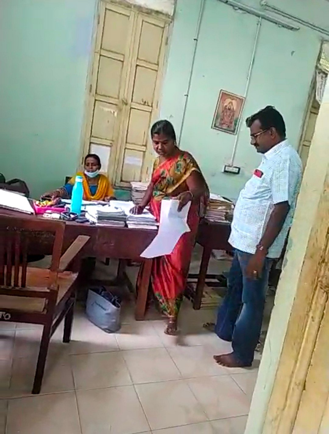 தேனி: அரசு நிலத்துக்கு பட்டா... சஸ்பெண்ட் அதிகாரியின் வீடியோ! - ஆதாரங்களை அழிக்க முயற்சியா?