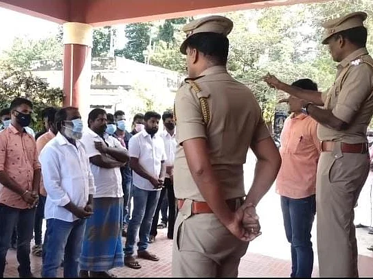 திண்டுக்கல்: `திருந்தி வாழுங்கள்... வேலை வாங்கித் தருகிறேன்!’ - அறிவுரையோடு எச்சரித்த இன்ஸ்பெக்டர்