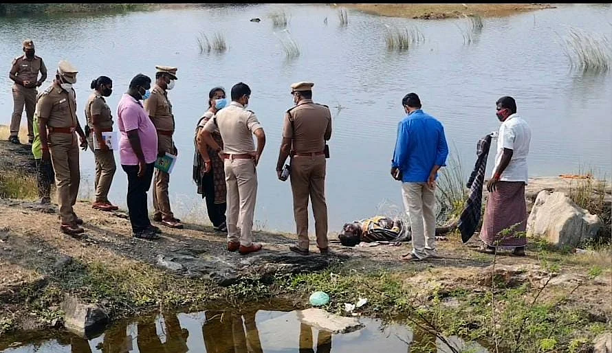 சம்பவ இடத்தில் போலீஸார்