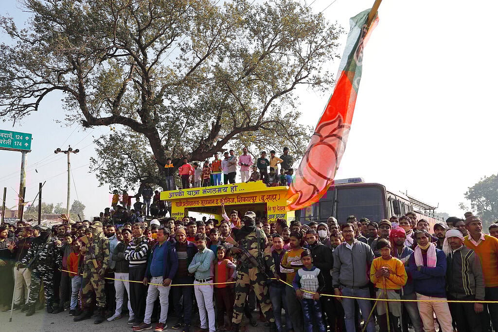 உத்தரப்பிரதேசம்: கறுப்புக் கொடி, கல் வீச்சு! - பாஜக தேர்தல் பிரசாரத்தில் பரபரப்பு