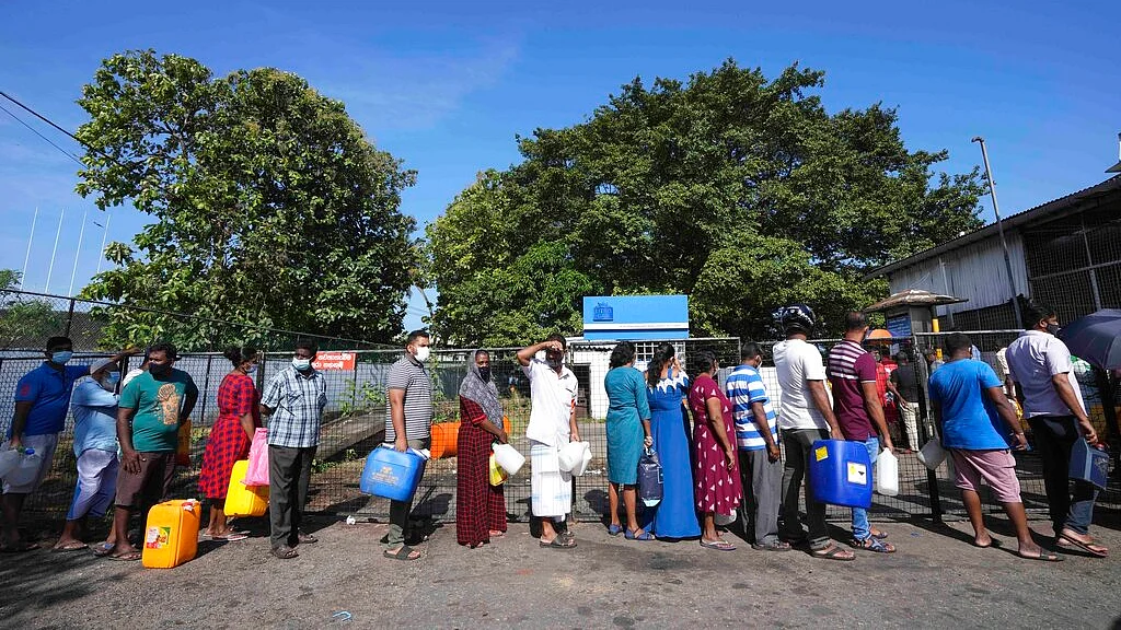 Sri Lankans wait in queue