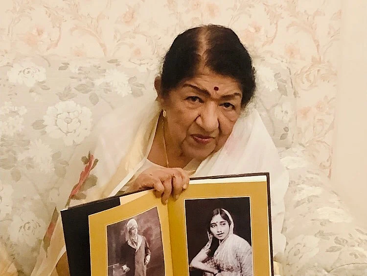 ``வதந்திகள் வேண்டாம்; அவருக்காகப் பிரார்த்தியுங்கள்!" - லதா மங்கேஷ்கரின் செய்தித் தொடர்பாளர்