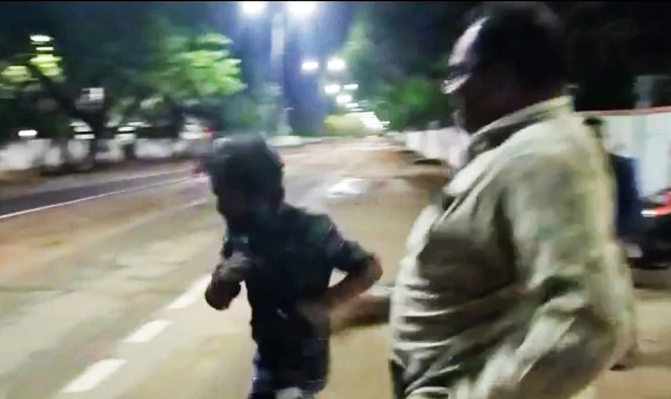 காவல் ஆய்வாளர் மாணவரை தாக்கியதாக வெளியான வீடியோ காட்சி