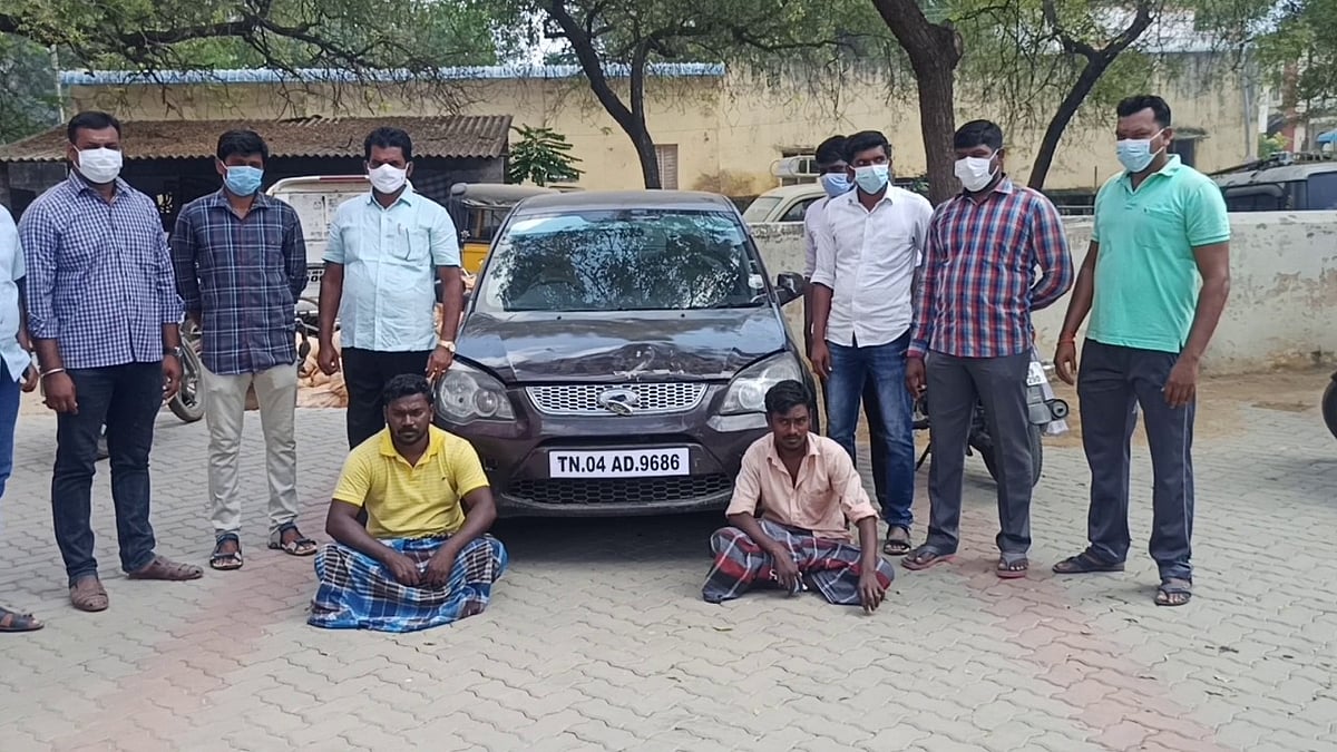 ஃபேஸ்புக் பதிவால் ஆத்திரம்; ரயில் நிலைய அதிகாரியை கார் ஏற்றிக் கொன்ற நபர்கள் - சிக்கியது எப்படி?!