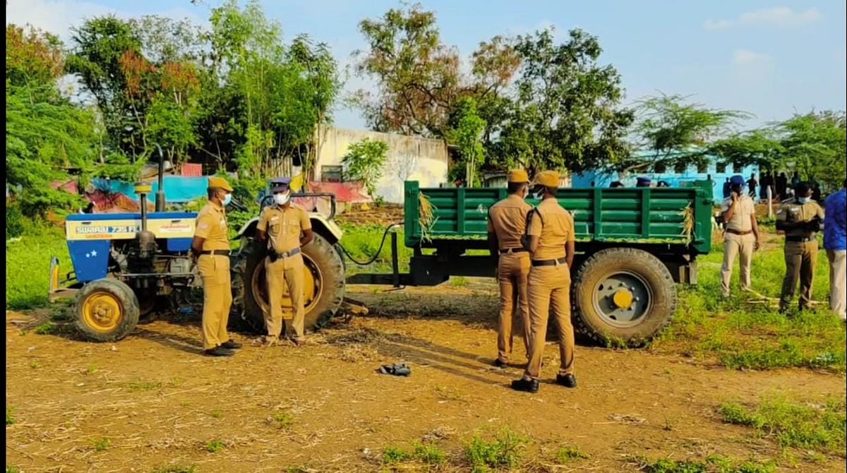 விருதுநகர்: டிராக்டர் சக்கரத்தில் சிக்கி வெடித்த வெடிகுண்டு! -5 நாள்களில் 15 வெடிகுண்டுகள் பறிமுதல்