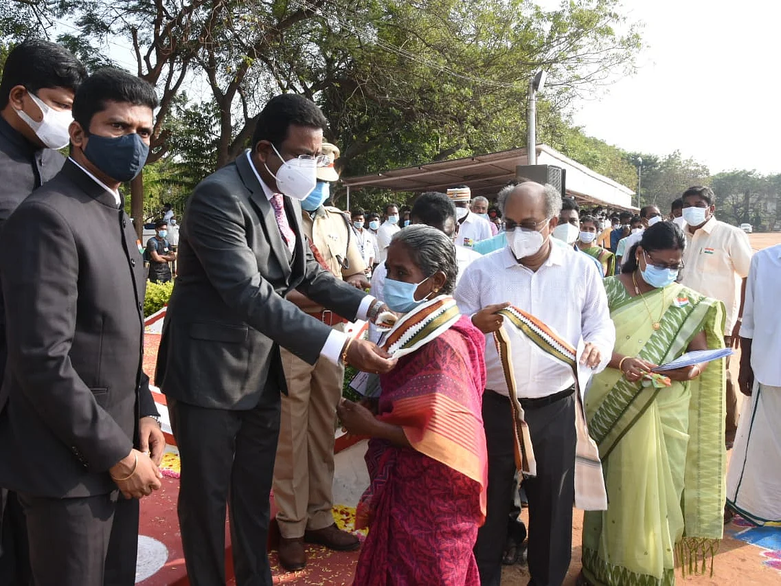 தஞ்சை: இரண்டு சிறுவர்களைக் காப்பாற்றிய மூதாட்டி; சான்றிதழ் வழங்கி, பாராட்டிய மாவட்ட ஆட்சியர்!