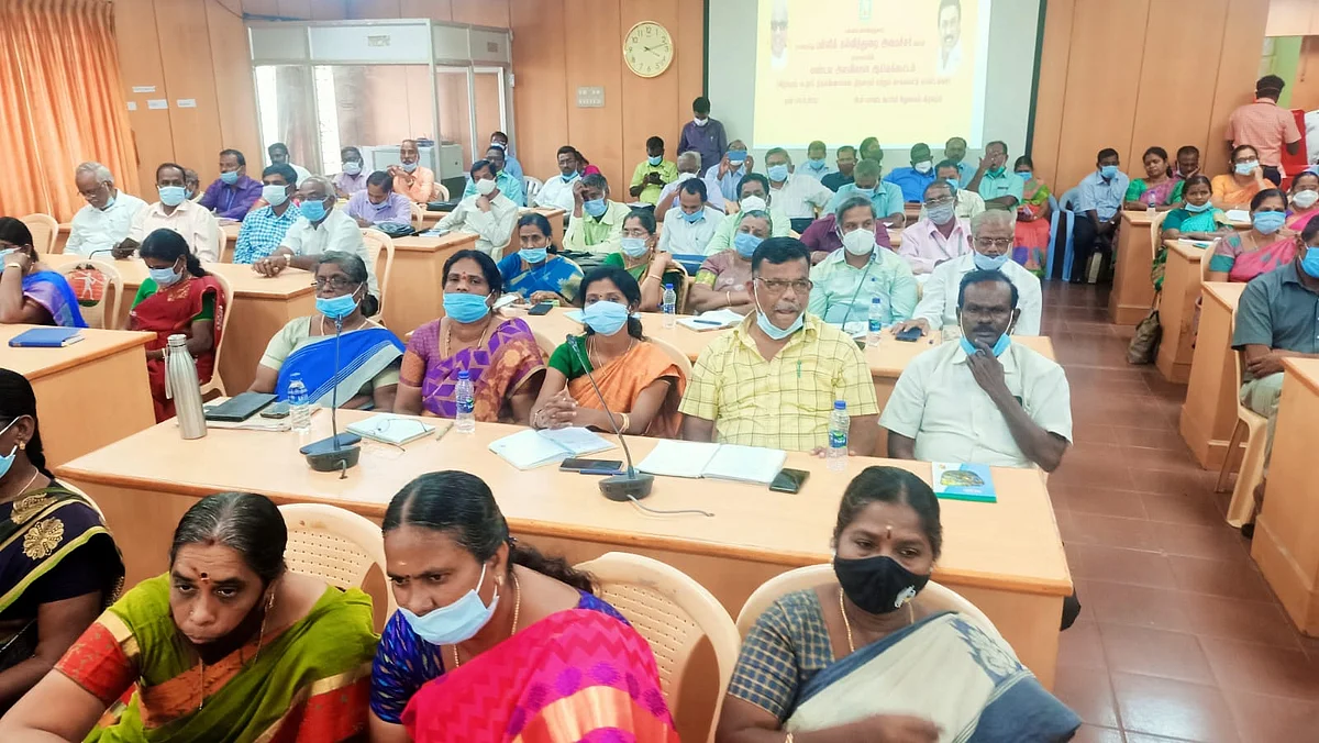 அரசு அதிகாரிகள்