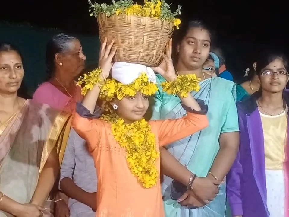 உலக அமைதிக்காக `நிலா பெண்' சடங்கு செய்த சிறுமி; திண்டுக்கல்லில் வினோதம்!